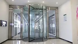 Цельностеклянные револьверные двери